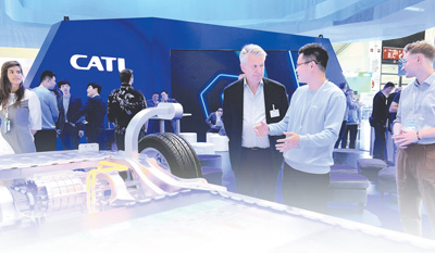 2023年9月,在德国慕尼黑国际车展上,参观者在宁德时代展区进行咨询。  本报记者 李 强摄